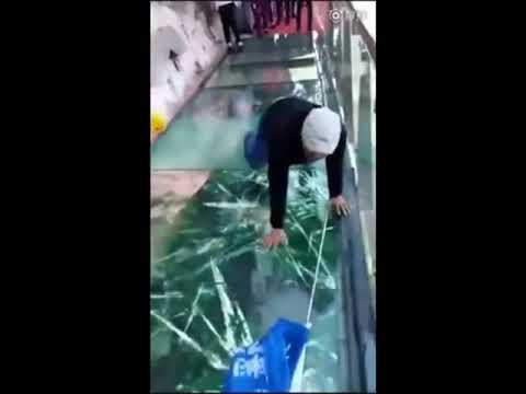 Стеклянный мост в китае с эффектом трескающийся стекла Стеклянный мост в китае с эффектом трескающийся стекла